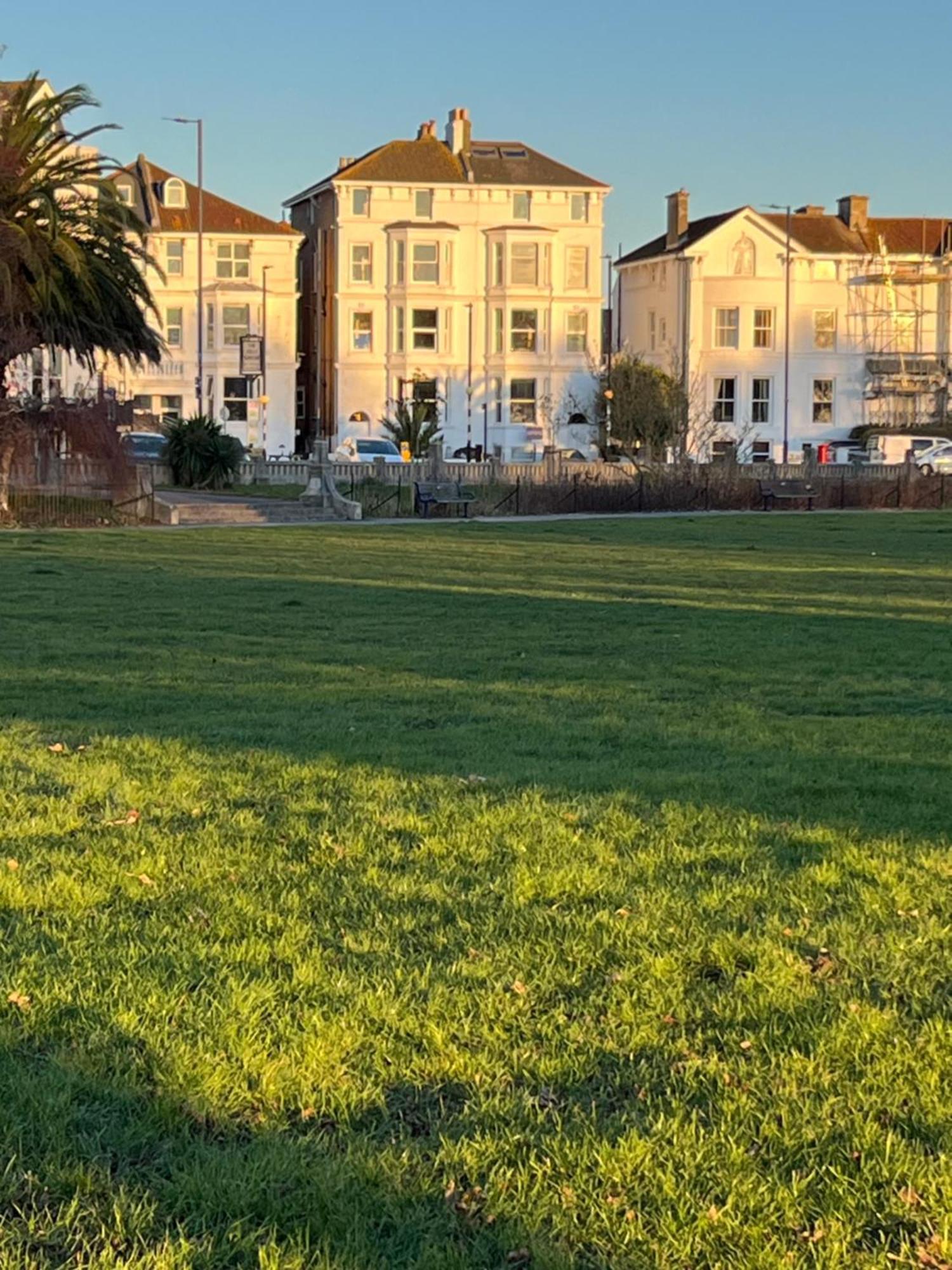 Southsea, Portsmouth - Two Bedroom Apartment - Newly Refurbished Throughout - Treetop Sea Views Dış mekan fotoğraf