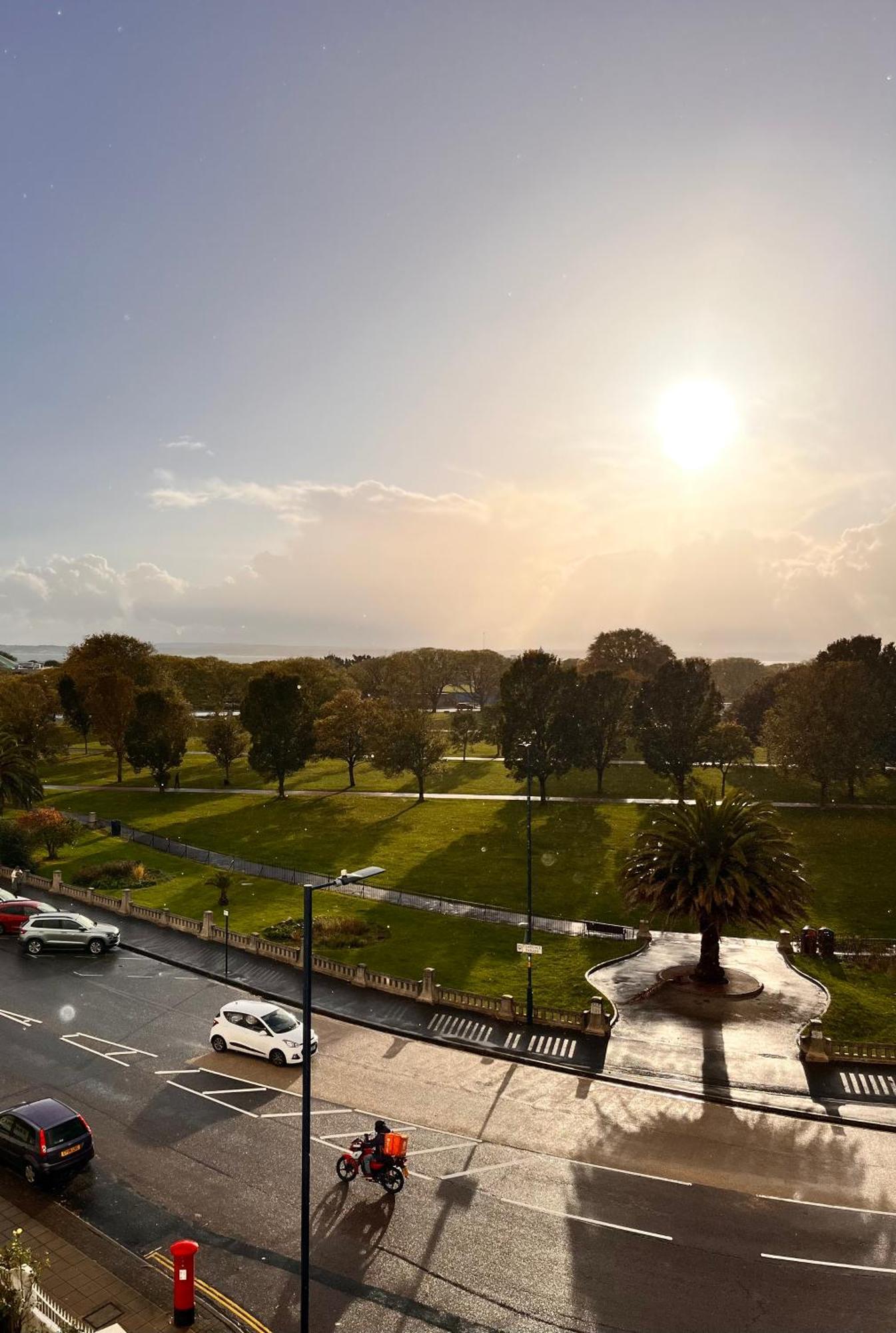 Southsea, Portsmouth - Two Bedroom Apartment - Newly Refurbished Throughout - Treetop Sea Views Dış mekan fotoğraf